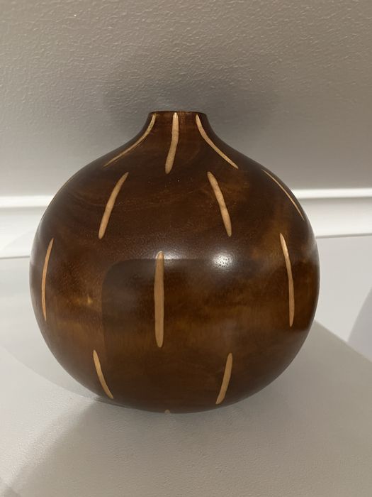 Conjunto de jarras em madeira maciça e trabalhada