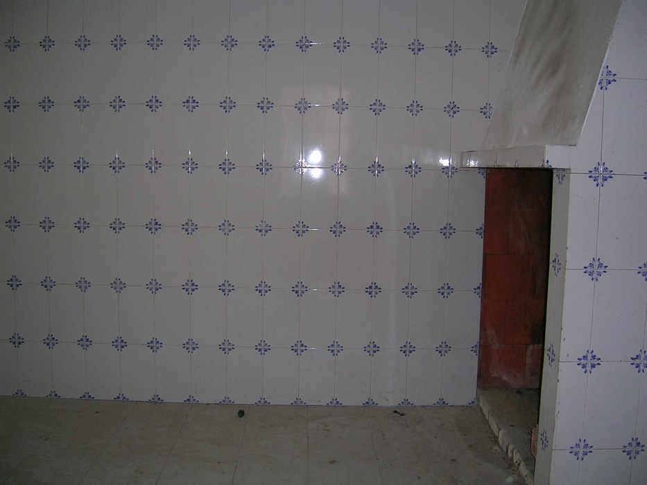 Moradia T3 + terreno com várias habitações no seu interior