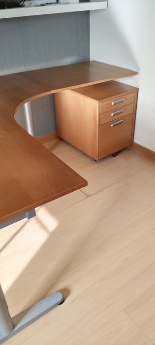 Secretária de canto com bloco de gavetas