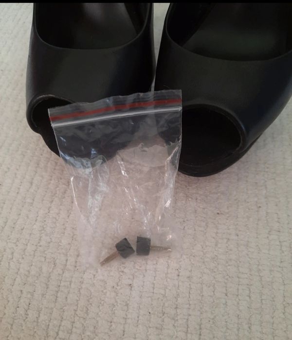 Sapatos altos com brilhantes  da Aldo