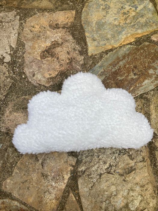 Almofadas em forma de nuvens feitas à mão