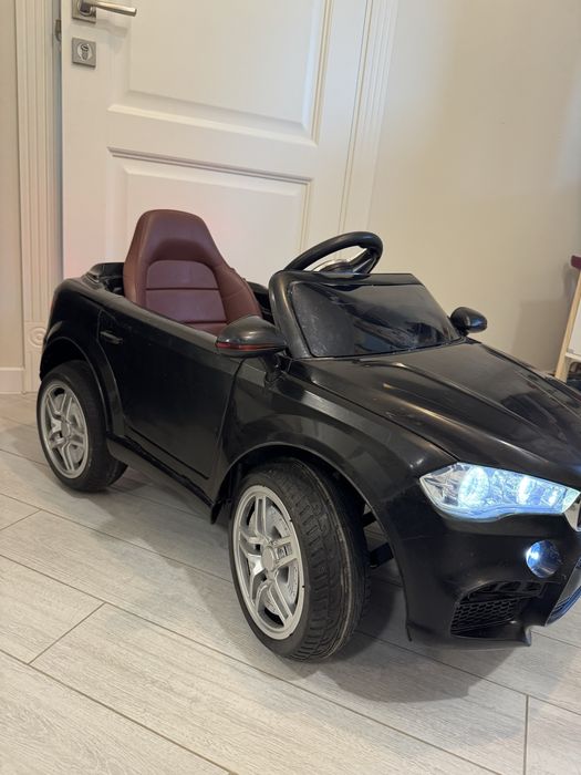 Дитячий електромобіль