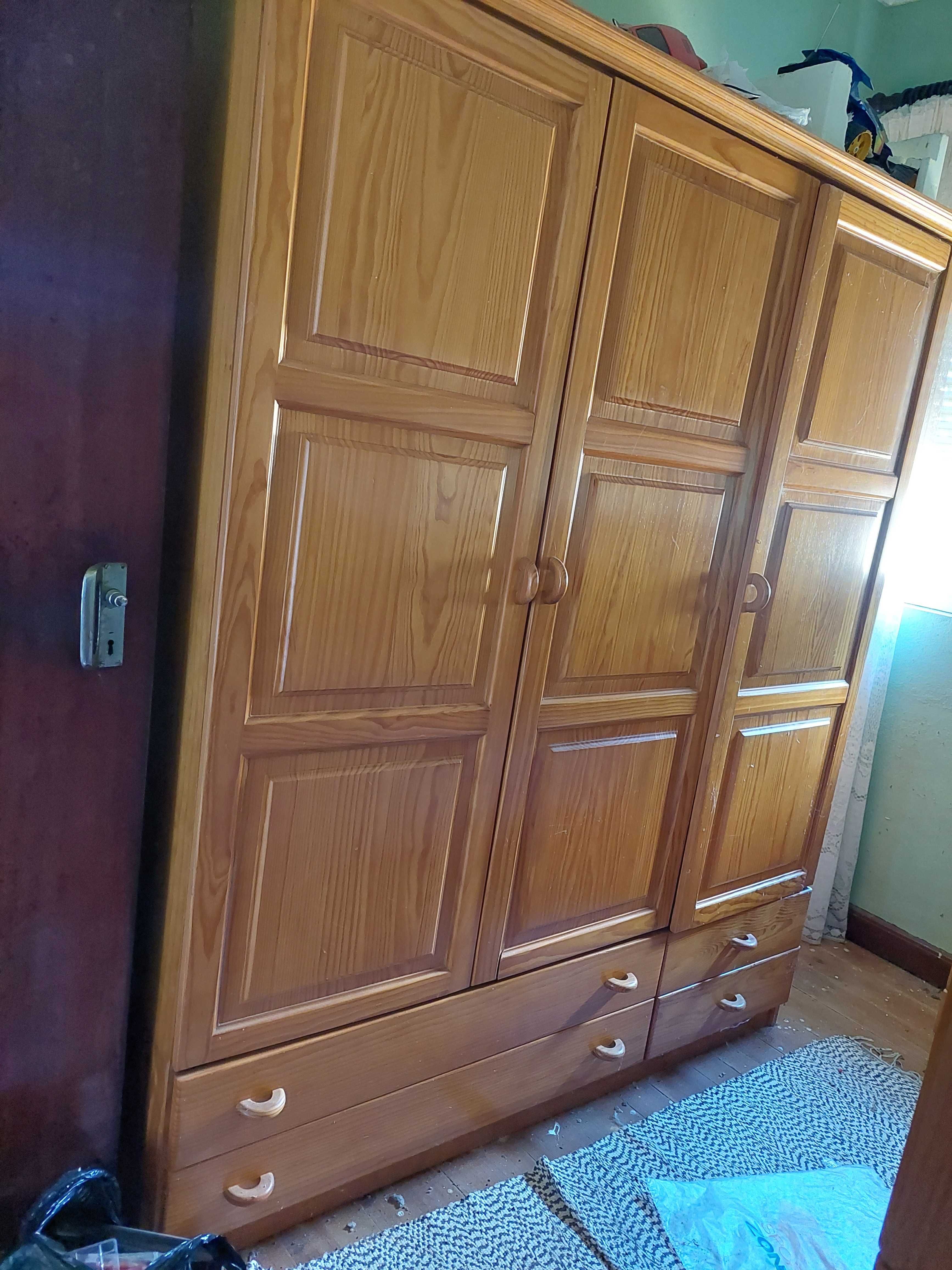 Mobília de quarto em pinho