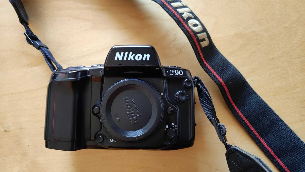 Máquina fotográfica analógica Nikon F90