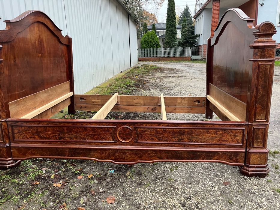 Stare łóżko Biedermeier .