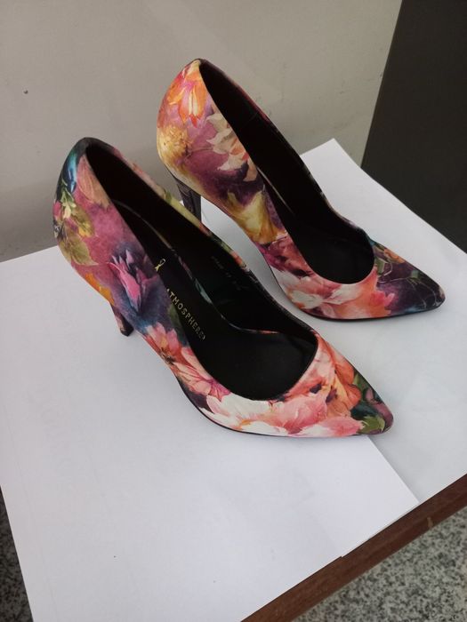 Sapatos de salto alto novos em cetim multicolorido