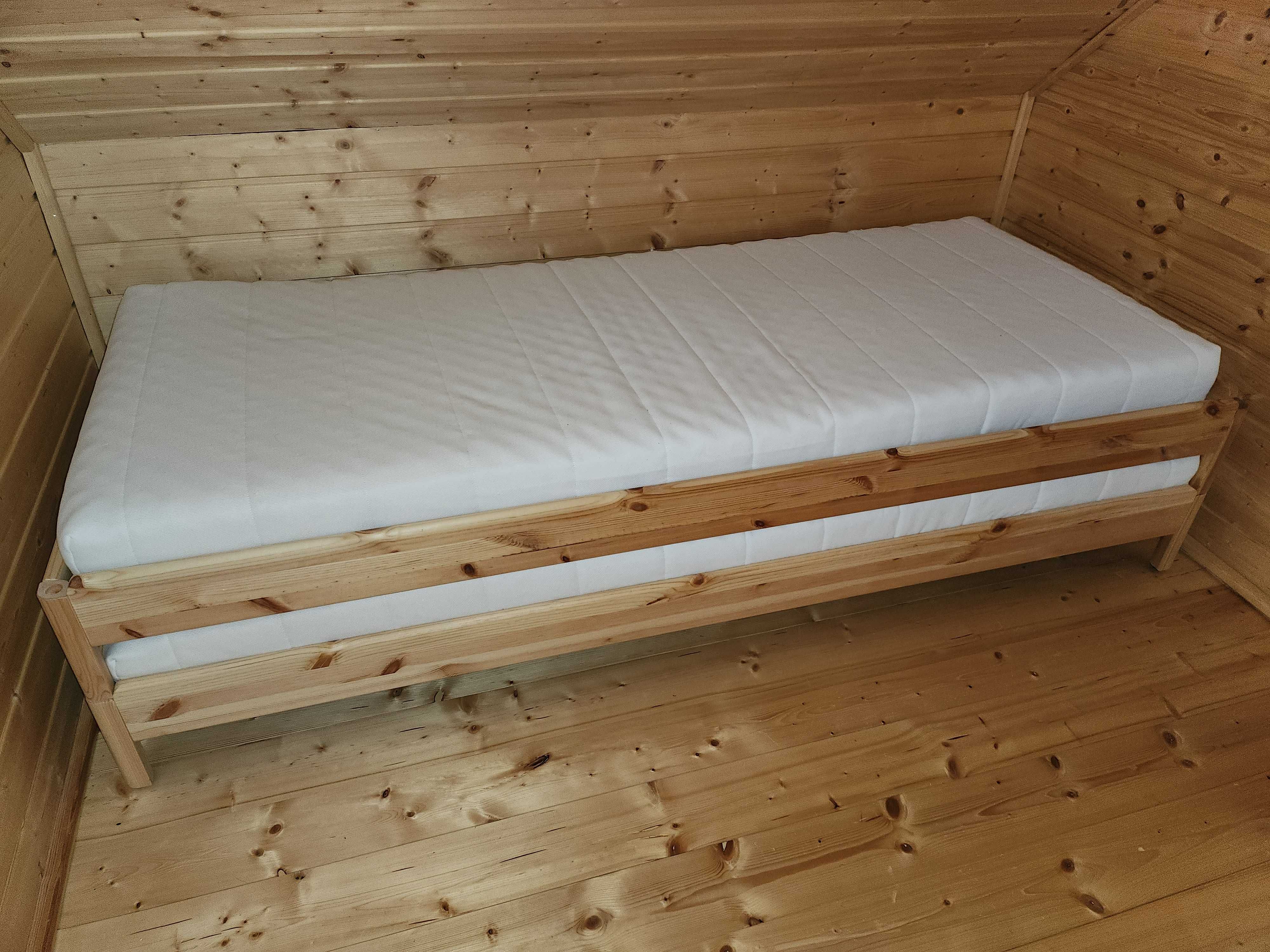 Dwa podwójne łóżka sztaplowane z  materacami, sosna. Stan idealny.