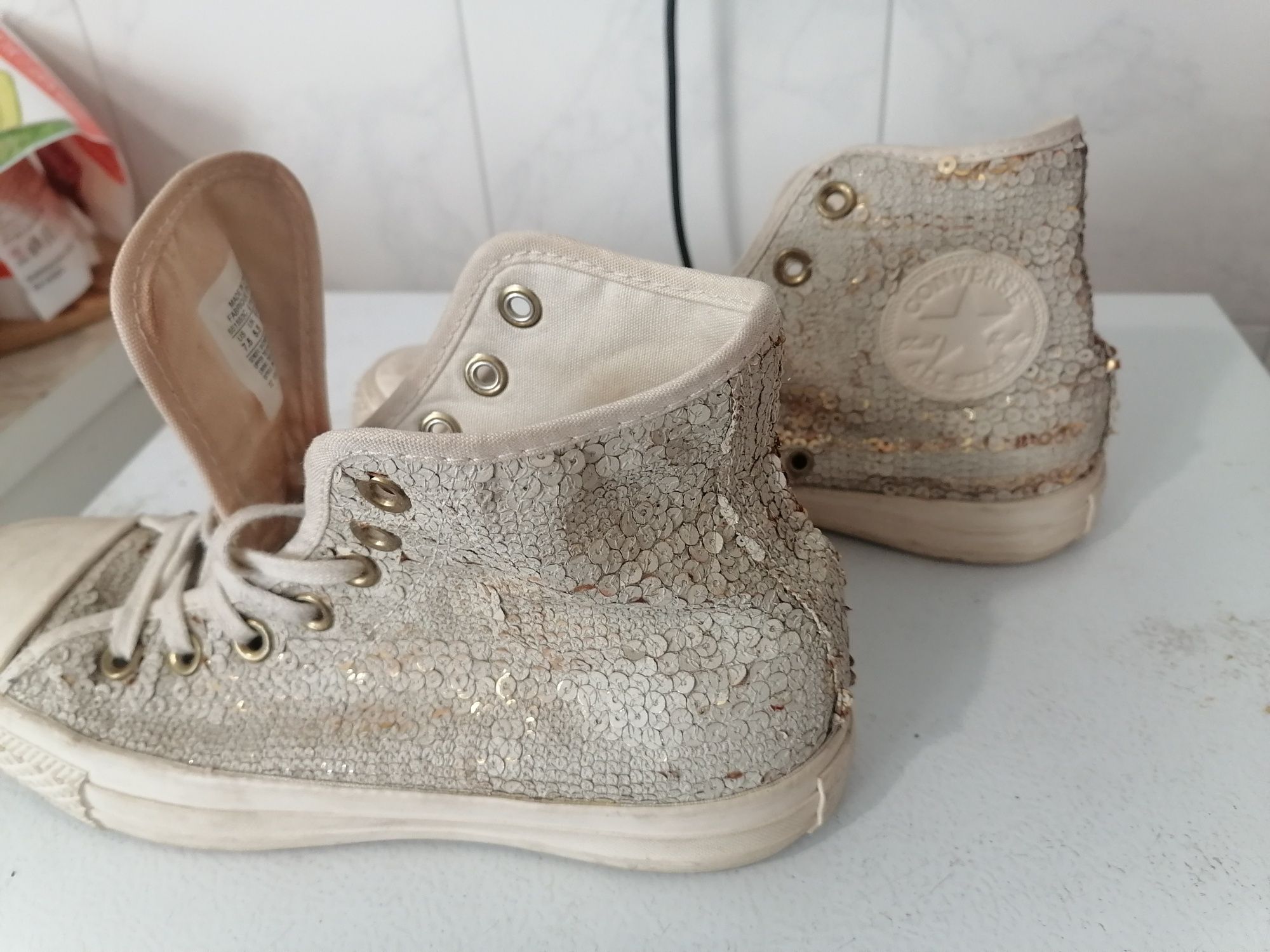Converse та інші кеди, кросівки.