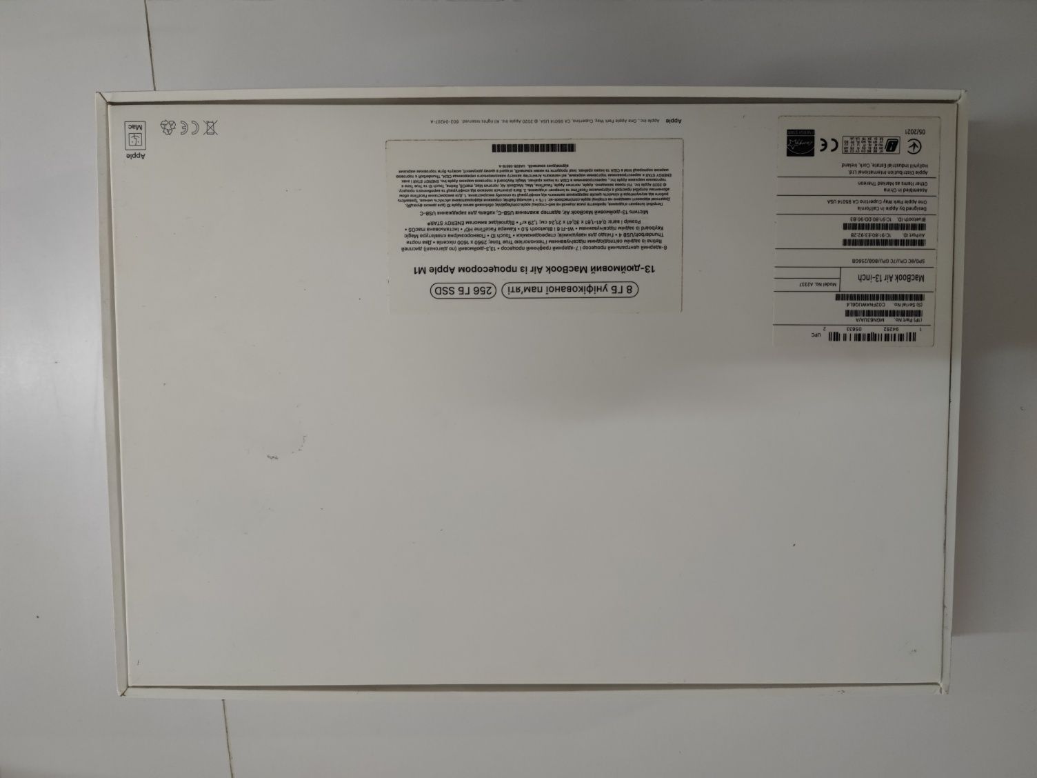 Продам macbook air m1 2020 8/256gb space grey