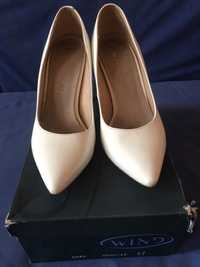 Кожаные/лаковые/свадебные белые туфли 38 размер