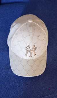 Kremowa czapka z daszkiem nowa