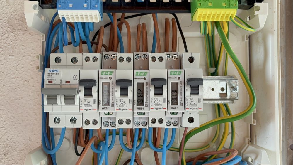 Serviço: remodelação, construção, eletrica, infiltraçao, ladrilho, etc