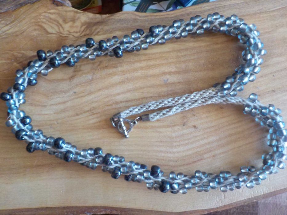 naszyjnik ze szklanych koralików i sznurka.