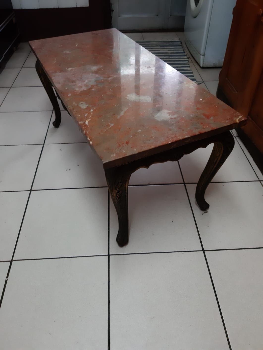Mesa com tampo em marmore rosa