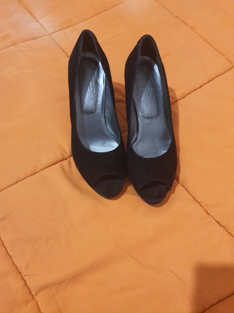 Sapato preto de salto alto novos ( uso de um dia)