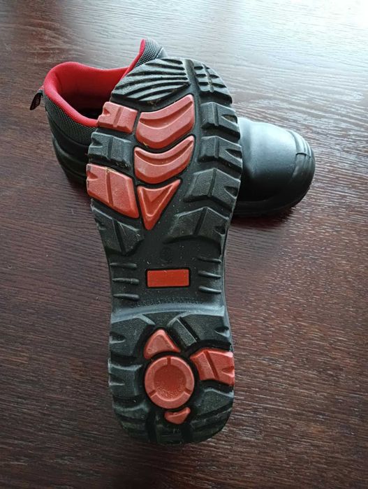 Nowe buty robocze z certyfikatem S3, roz. 44