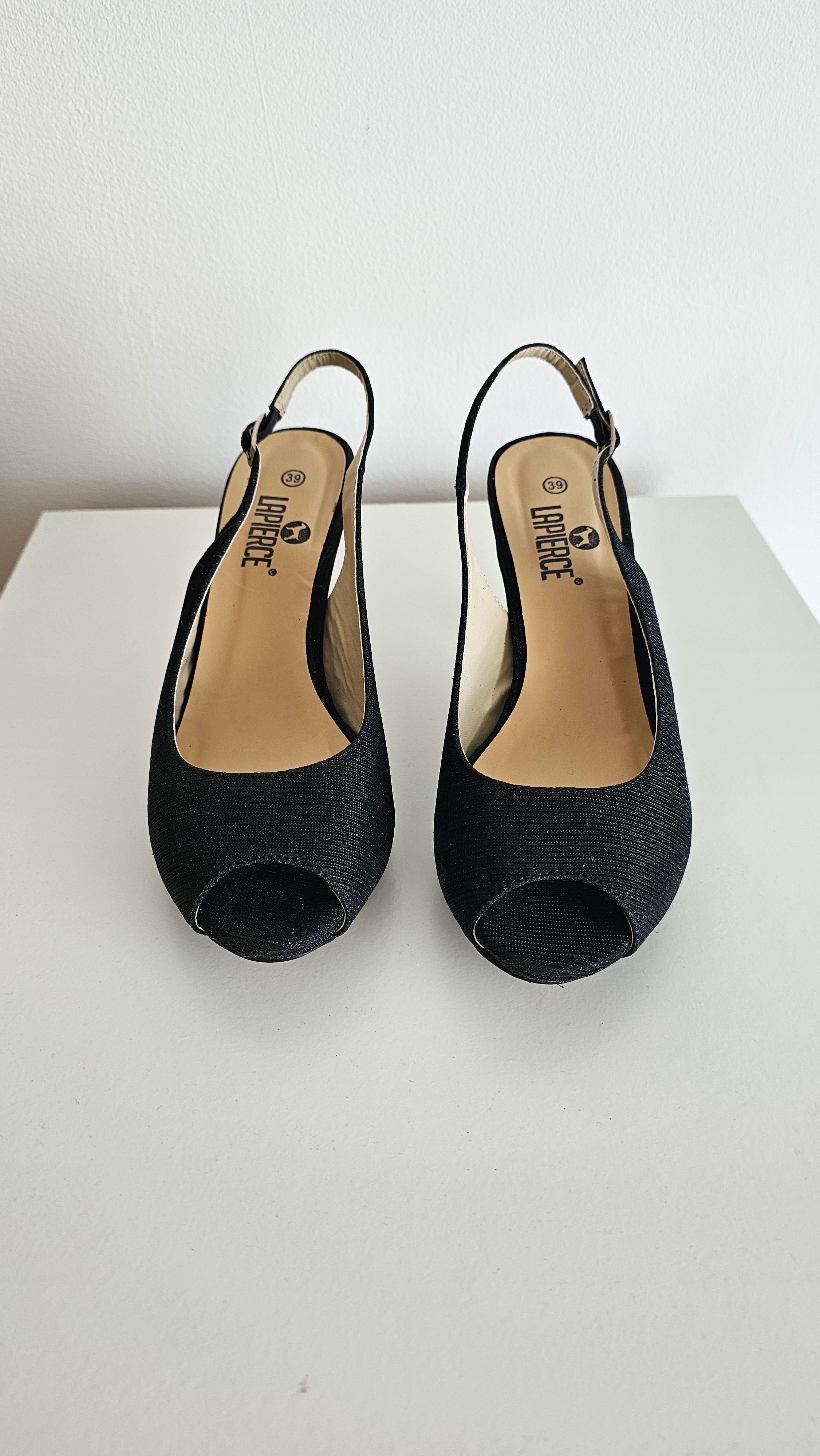 Sapatos de cerimónia com brilhantes