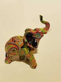 Słoń na szczęście- dekoracyjna figurka ceramiczna.