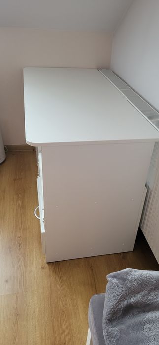 Biurko białe niewielkich rozmiarów