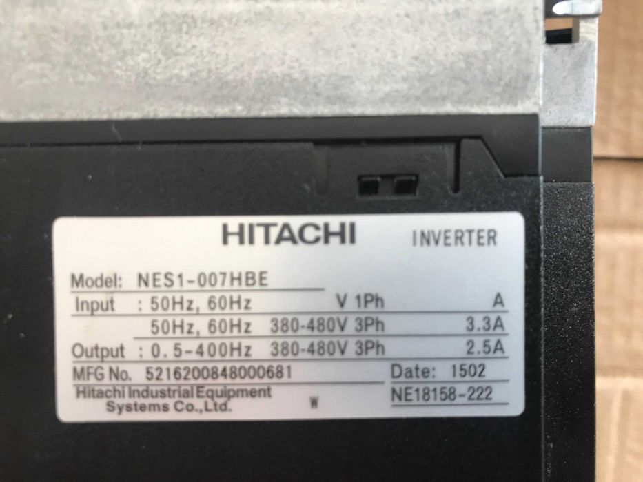 Nowy falownik Hitachi NES1 022HBE z panelem sterowniczym