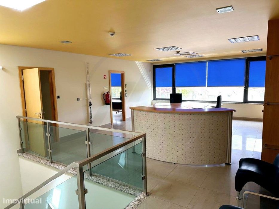 Escritório e instalações para arrendamento com 300 m2, totalmente m...