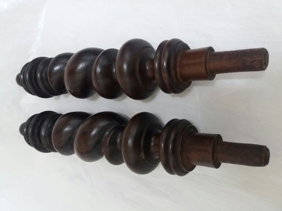 Conjunto de pináculos em madeira trabalhada