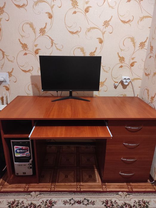 Комп’ютерний стіл