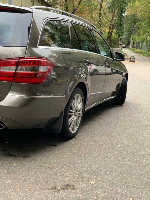 Mercedes Benz E350 повний привід 2011 рік