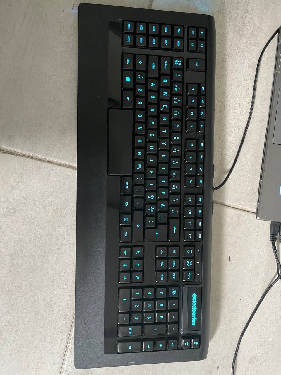 Клавіатура до компютера SteelSeries з RGB-підсвіткою.