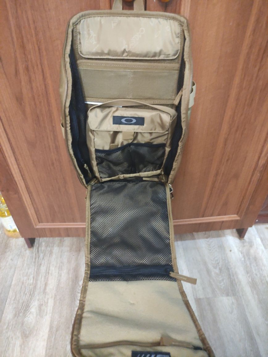 Сумка-слінг Oakley Extractor Sling