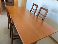 Mesa de jantar de madeira e 4 cadeiras