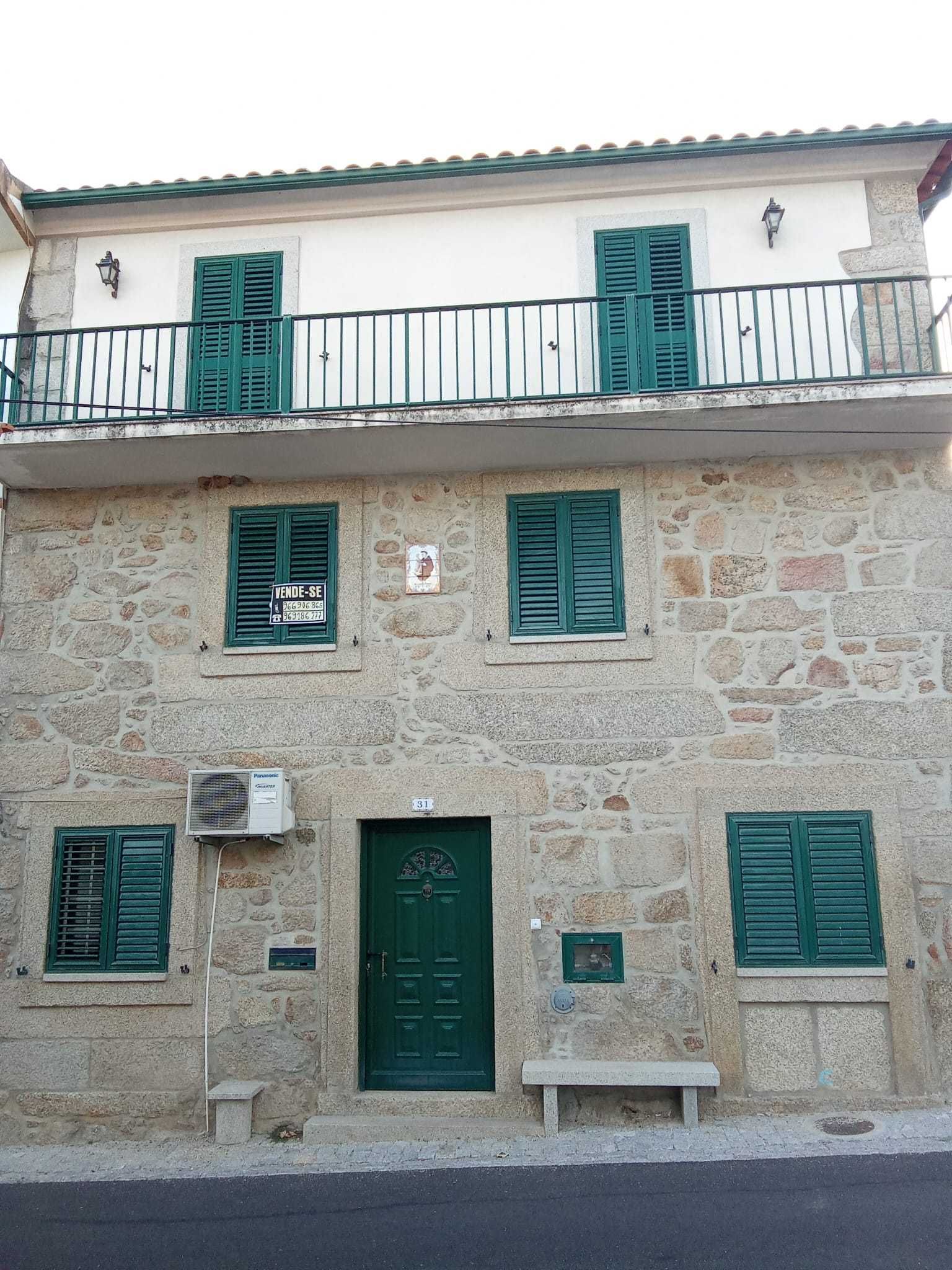 Casa T5, localizada em Pedrogão de São Pedro