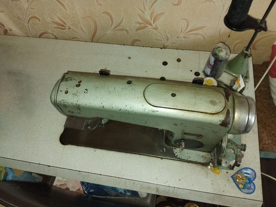 Продам швейну машинку