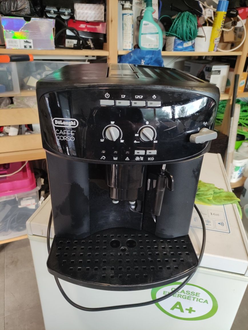 Máquina café automática com pequena avaria fácil de reparar