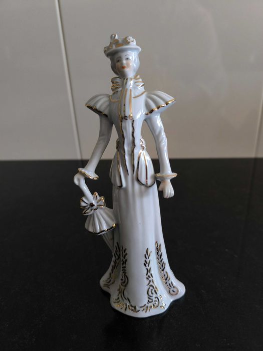 Estatueta de senhora vintage ou pequeno guarda-jóias em porcelana.