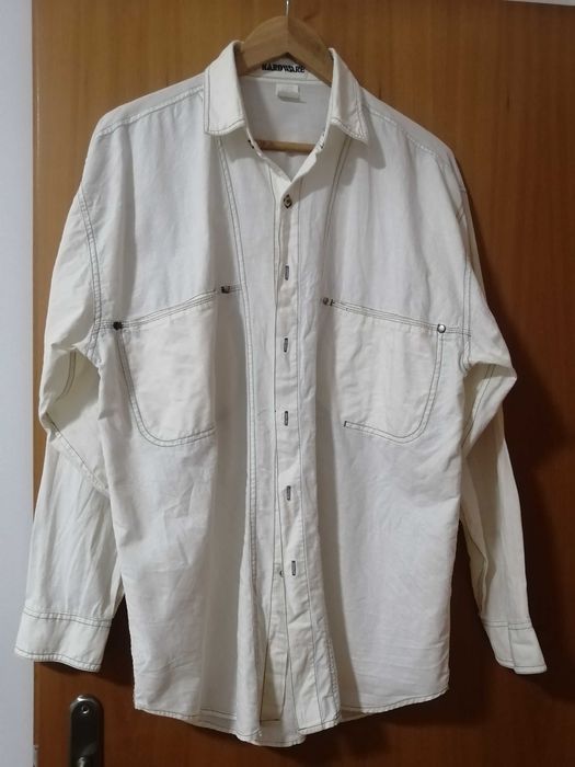 Camisa branca e camisa beje