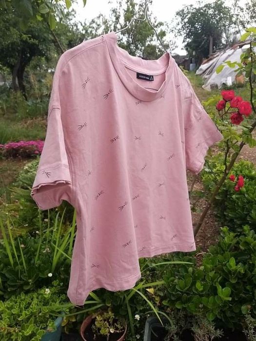 T-shirt rosa com desenho a preto Bershka