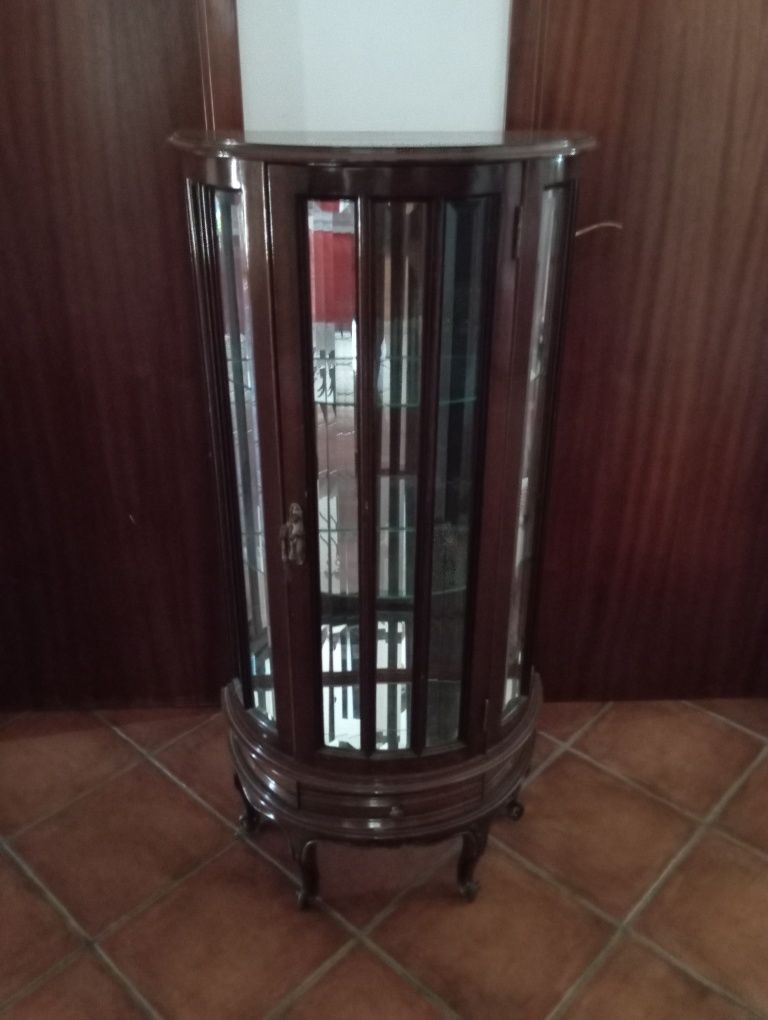 Vendo móvel vitrine.