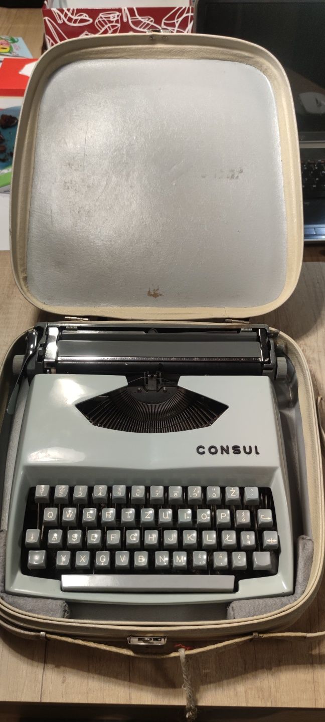 Maszyna do pisania consul przenośna zwalizą