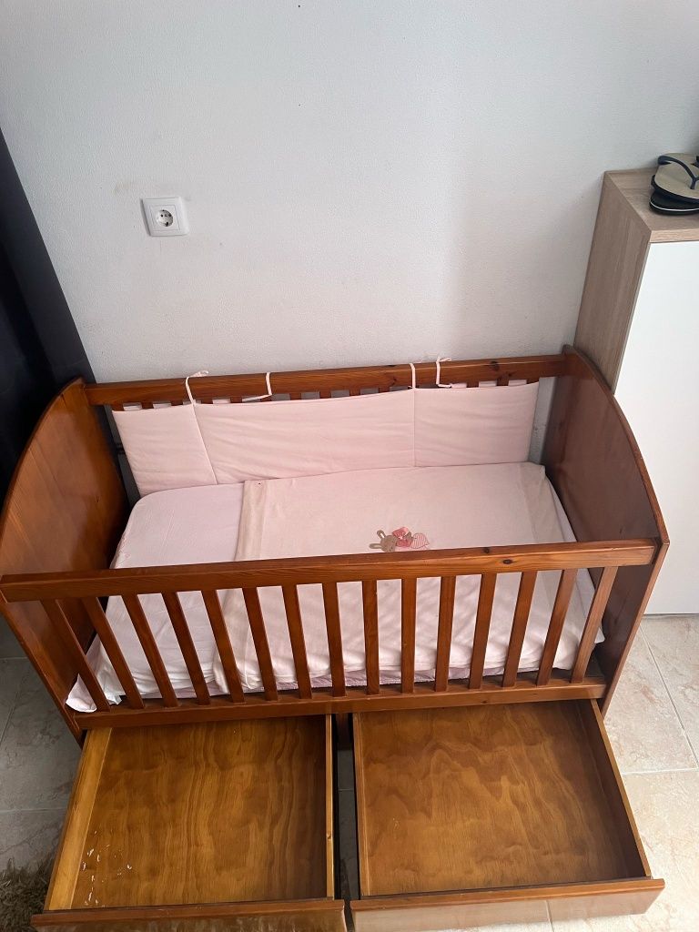 Berço para bebé em madeira