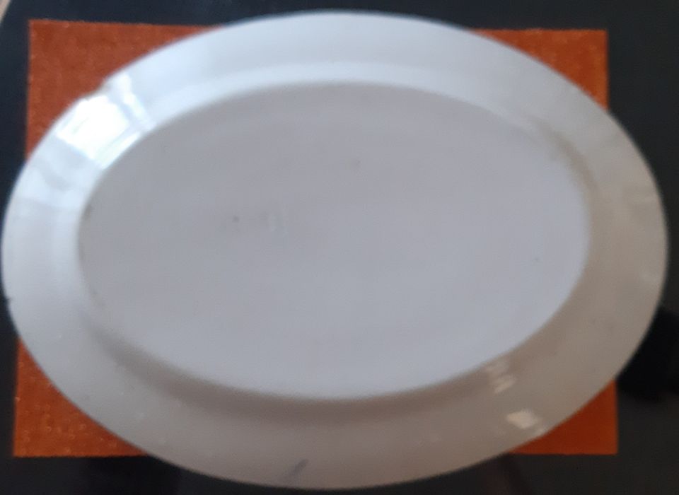 Travessa oval branca com motivos azuis