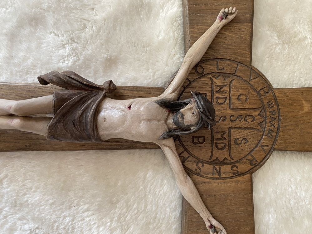 Rzeźba krzyża ręcznie wykonana - drewno naturalne