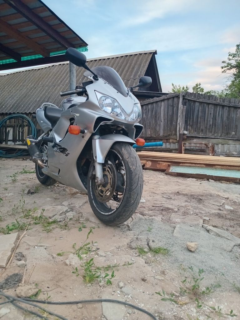 Мотоцикл honda CBR 600f4i