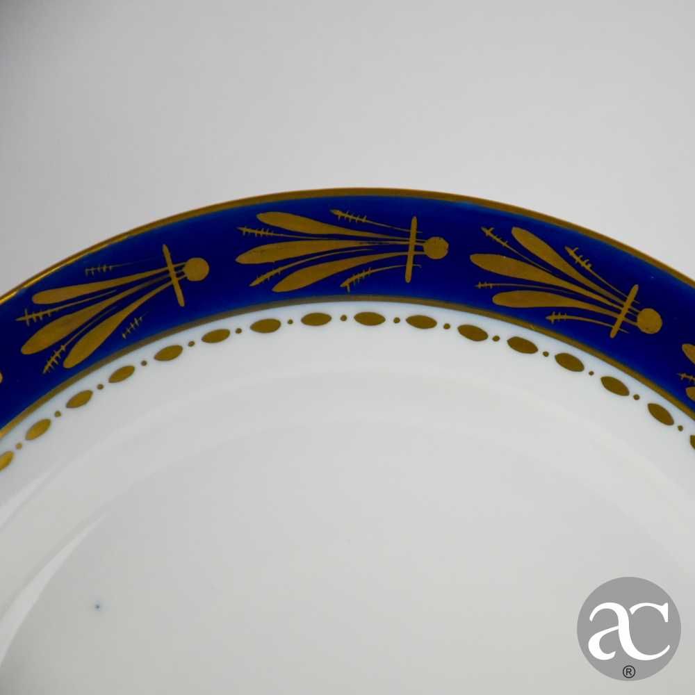 Prato porcelana Artibus, decorado a ouro e azul-cobalto