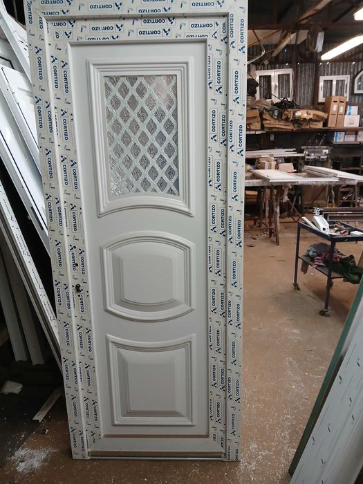 Porta em PVC Branco, com painel