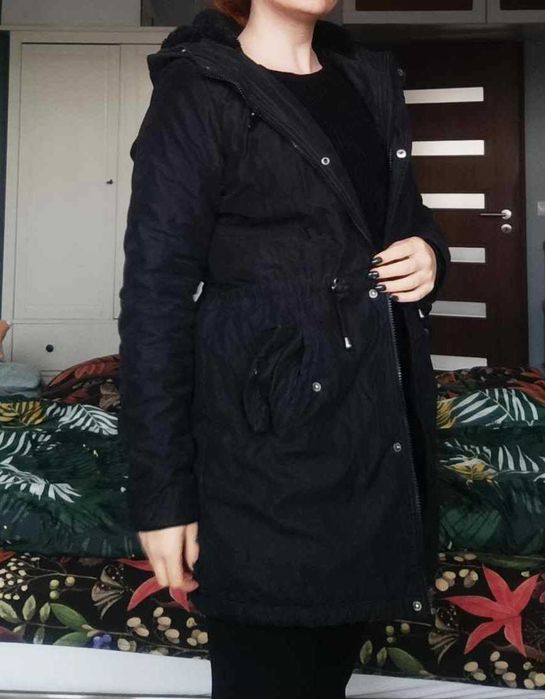 Świetna klasyczna czarna parka Cropp