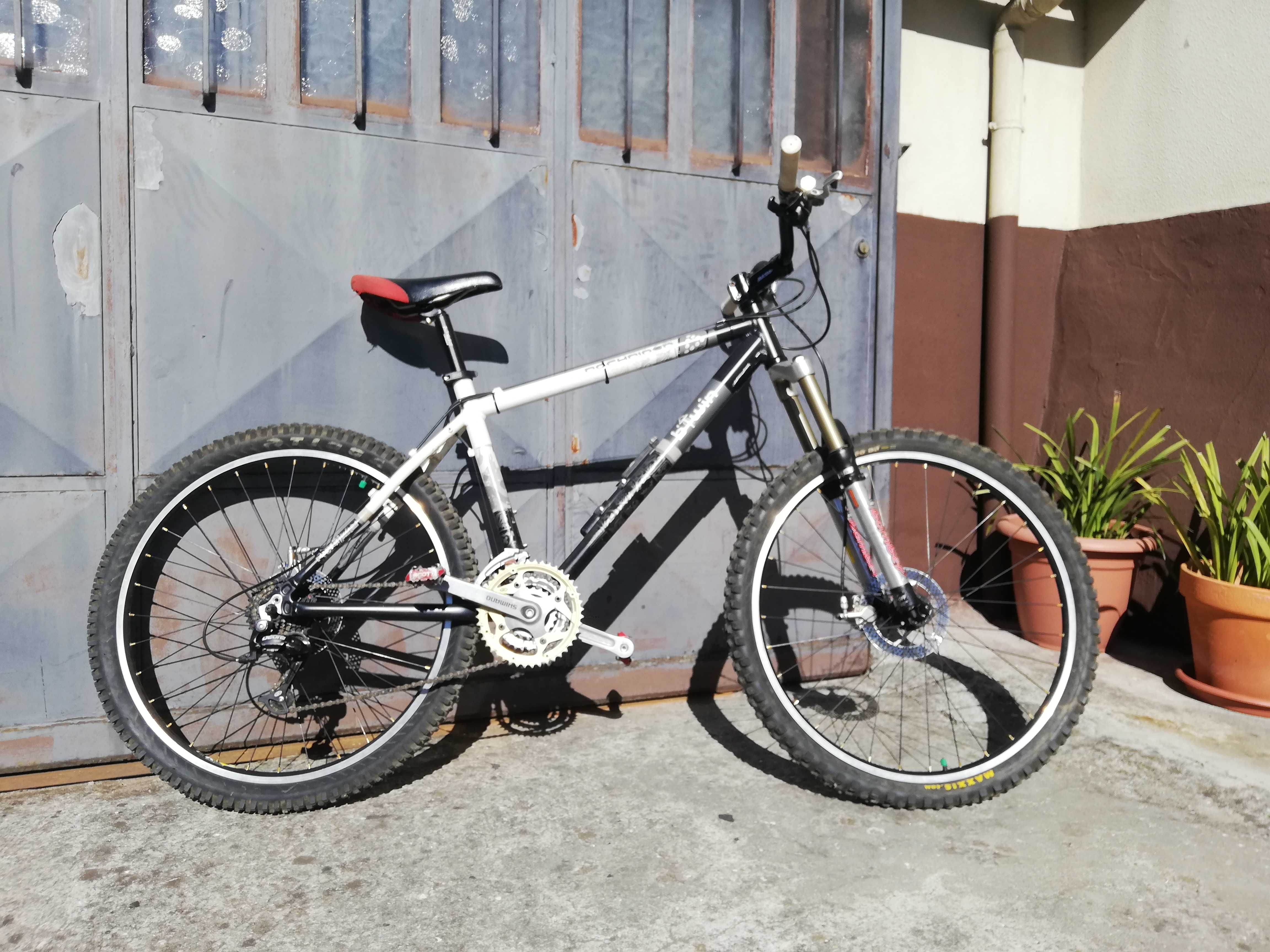 Bicicleta BTT em montagem quadro BTWIN Rockrider