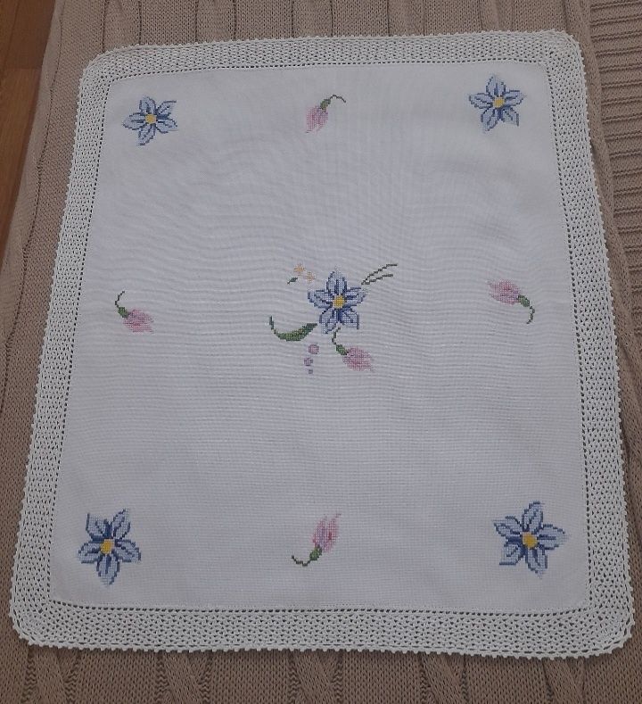 Naperon bordado em ponto de cruz -50 cm x 45 cm