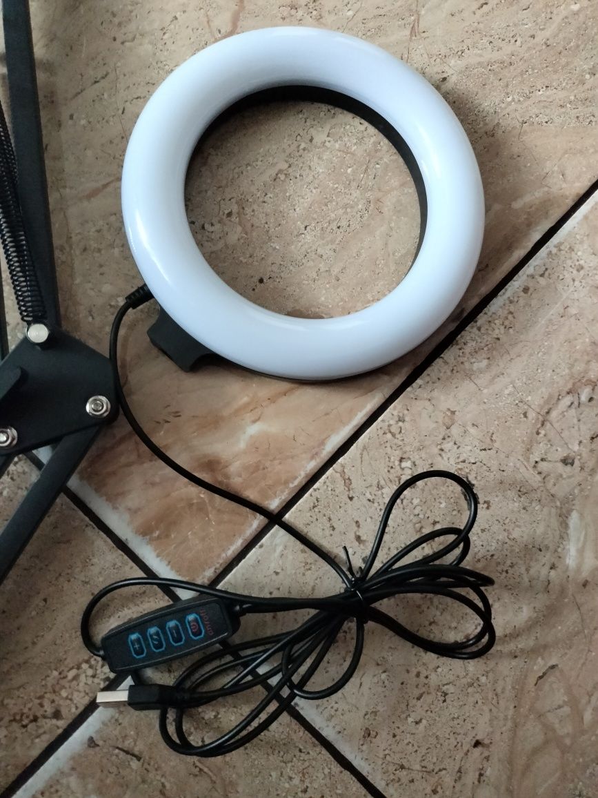 Stojak na telefon transmisje live z lampa