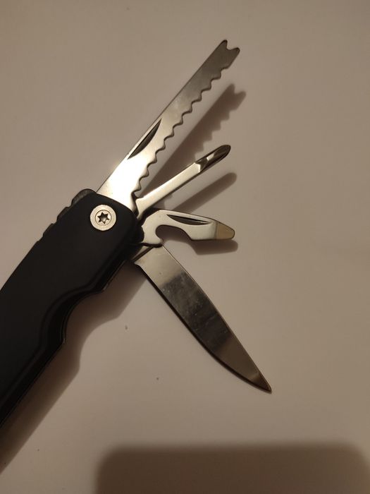 Новий мультітул, 9 в 1 , пласкогубці, кусачки, ніж , відкривачка...